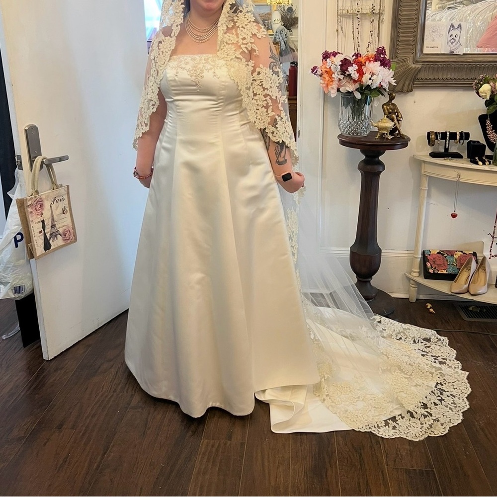 Elegant Ivory Strapless Wedding Dress with Beading Details